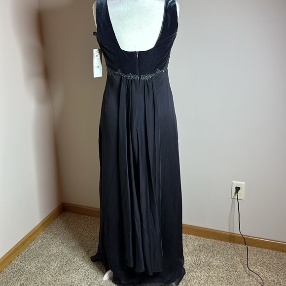 Stunning floor length formal - Picture 3 of 6